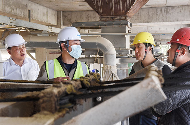 中譽(yù)鼎力售后服務(wù)人員現(xiàn)場(chǎng)排查設(shè)備使用情況