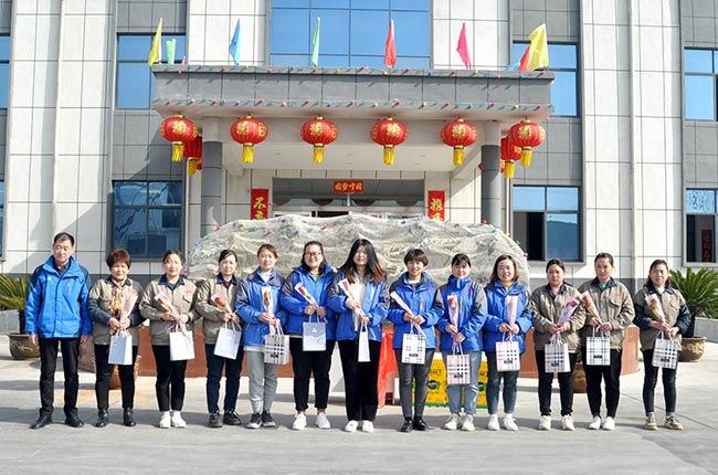 中譽鼎力黨建指導員王士存為大家發(fā)放福利