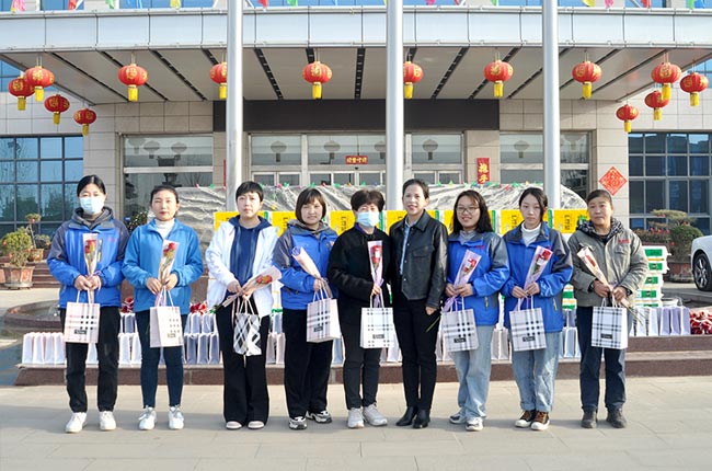 智能裝備人資總監(jiān)劉玲為大家發(fā)放福利