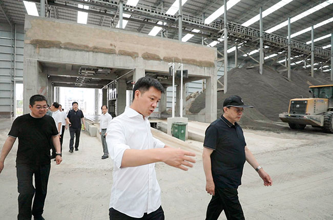 考察遠(yuǎn)大新材項(xiàng)目生產(chǎn)線及成品料倉.jpg