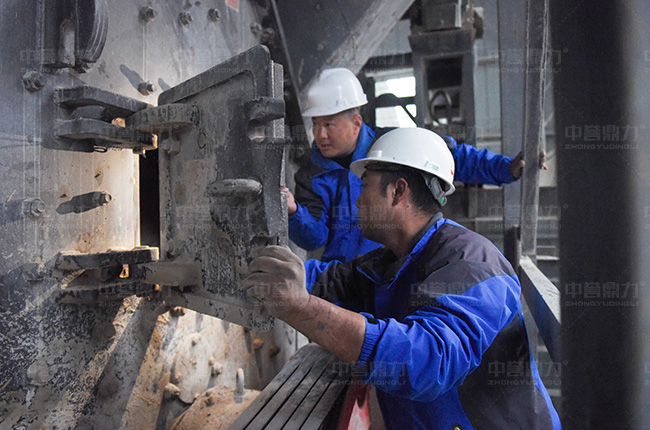 設(shè)備檢修.jpg 設(shè)備檢修.jpg