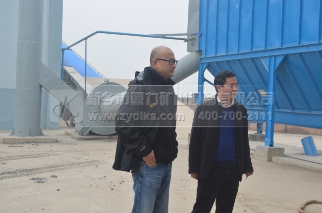 韓秘書長(zhǎng)等人對(duì)設(shè)備的參觀