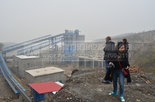 公司導(dǎo)和韓秘書長(zhǎng)在淇縣砂石生產(chǎn)線現(xiàn)場(chǎng)參觀