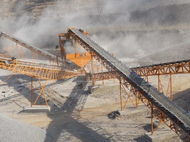 青石生產(chǎn)線(xiàn)生產(chǎn)現(xiàn)場(chǎng)