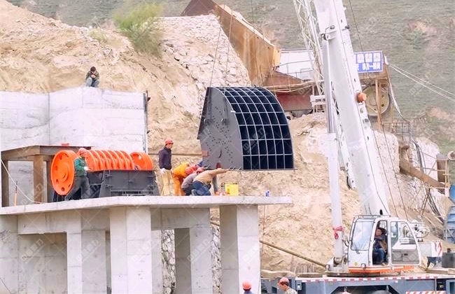 石渣機(jī)的吊裝現(xiàn)場(chǎng)