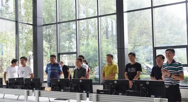 考察團(tuán)在鼎力商務(wù)探討現(xiàn)場