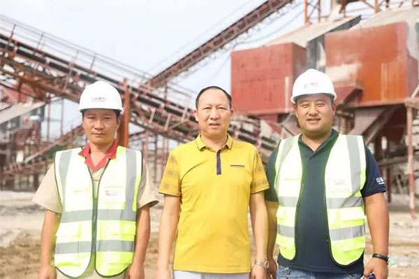 �����N�۽�(j��ng)�����A܊�����b�ۺ󹤳̎��������c���ɽ��ʯ���ο���Ӱ