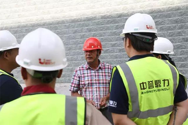 走訪團(tuán)隊(duì)與燈草山采石場譚總溝通