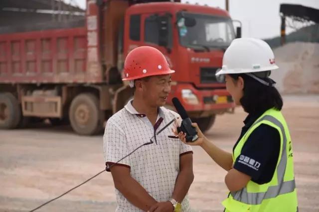 售后服務(wù)團隊對老虎嶺采石場負(fù)責(zé)人翁總進(jìn)行采訪