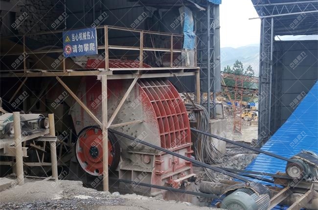 碎石機(jī)工作現(xiàn)場