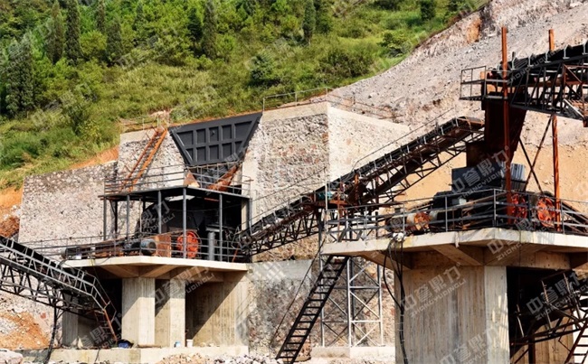 投產(chǎn)中的碎石機(jī)