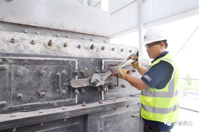 售后工程師檢修設(shè)備