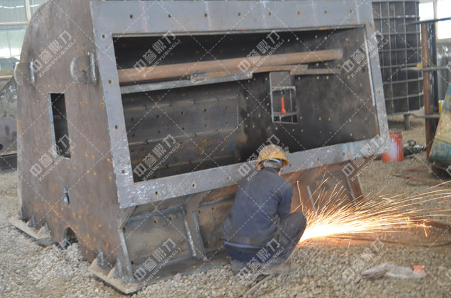 工人焊接重錘破現(xiàn)場(chǎng)