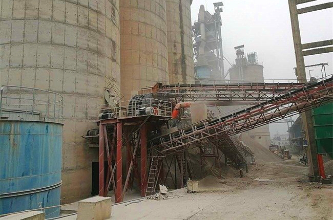 某水泥廠采用1012破碎機(jī)現(xiàn)場(chǎng)