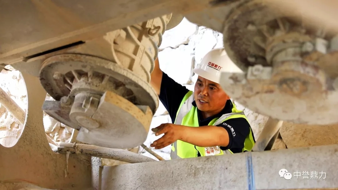 技術(shù)人員在進(jìn)行碎石機保養(yǎng)