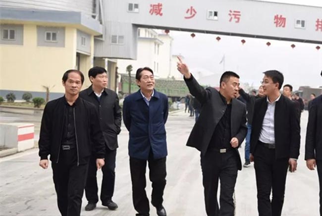 考察團(tuán)一行考察砂石骨料生產(chǎn)線