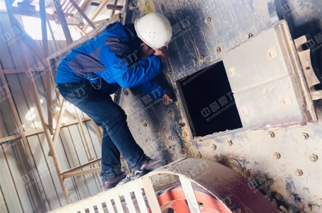 設備檢修現(xiàn)場