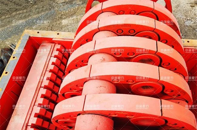 1615重型錘式反擊破碎機(jī)內(nèi)部結(jié)構(gòu)