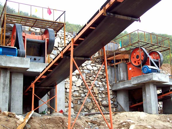 破碎現(xiàn)場的顎式破碎機