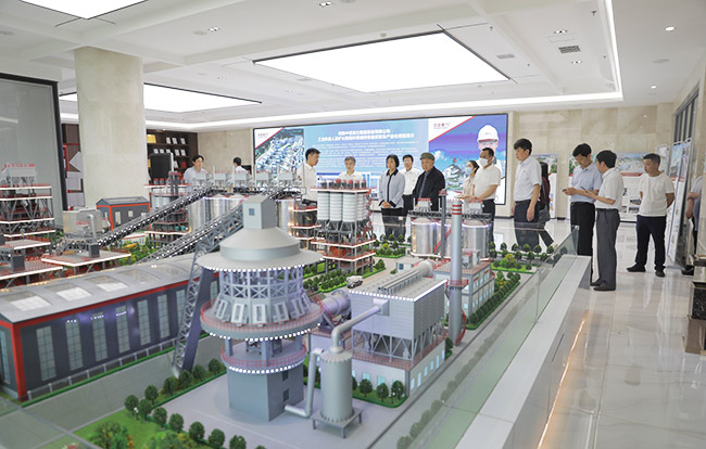 河南省人才工作任務(wù)督查調(diào)研組參觀中譽(yù)鼎力五位一體循環(huán)建材產(chǎn)業(yè)園沙盤