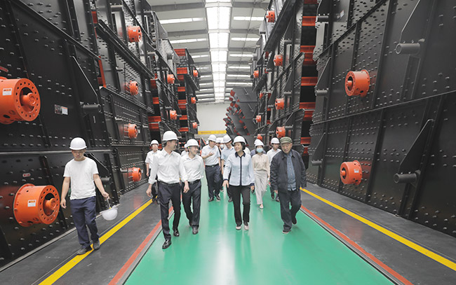 河南省人才工作任務(wù)督查調(diào)研組參觀中譽(yù)鼎力智能化一體生產(chǎn)車間