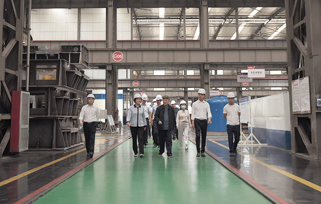 河南省人才工作任務(wù)督查調(diào)研組參觀中譽(yù)鼎力智能化一體生產(chǎn)車間