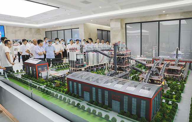 張治民董事長介紹多位一體循環(huán)建材產(chǎn)業(yè)園項(xiàng)目建設(shè)理念